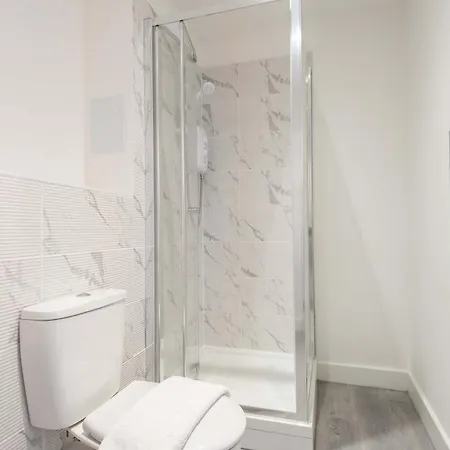 Modern 1 Bed In With Parking Apartment